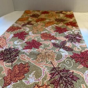 Elegant Leaf Pattern Table Runner